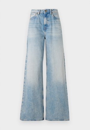 Jeans a gamba larga di colore blu chiaro realizzati in denim. Presentano aree sbiadite e una vita alta. Cuciture visibili lungo le cuciture e un design a cinque tasche standard.