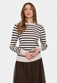 Gestreifter Pullover in Beige und Schwarz. Weiches Strickmaterial mit Rundhalsausschnitt, langen Ärmeln sowie geripptem Saum und Bündchen.