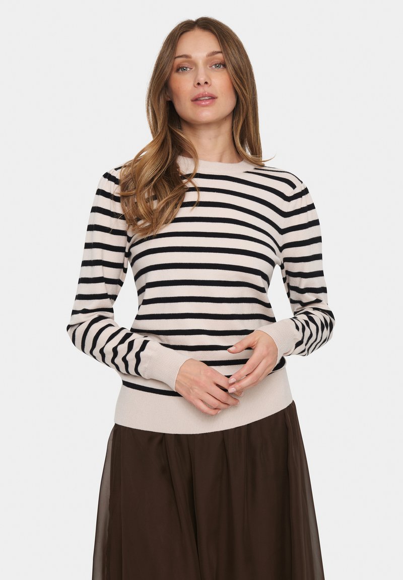 Gestreifter Pullover in Beige und Schwarz. Weiches Strickmaterial mit Rundhalsausschnitt, langen Ärmeln sowie geripptem Saum und Bündchen.