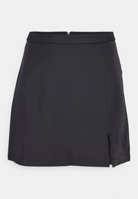 Falda negra con textura suave, de longitud media hasta el muslo, con un ligero corte en A y dos aberturas laterales en el dobladillo, que cuenta con un cierre de cremallera oculto.