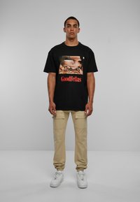 Upscale by Mister Tee GOODFELLAS TOMMY DEVITO OVERSIZE TE - Marškinėliai su spaudiniu - black