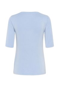 Camiseta de rayas azul claro con un escote redondeado y mangas cortas. La tela parece suave con una textura sutil, diseñada para una forma ajustada.