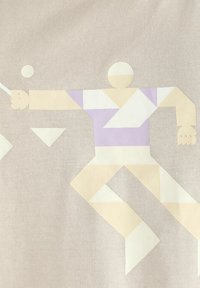 Tessuto grigio chiaro con un design geometrico in crema e lavanda, raffigurante una figura stilizzata in una posa dinamica, che tiene una racchetta.