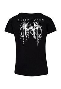 Tricou negru din bumbac cu imprimeu grafic alb pe spate, prezentând modele complexe și textul "SLEEP TOKEN" deasupra lucrării artistice.