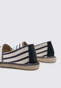 Espadrilles de lona a rayas con talón de ante azul marino, suela de cuerda de yute y diseño de punta redonda. Esquema de colores náuticos clásico.