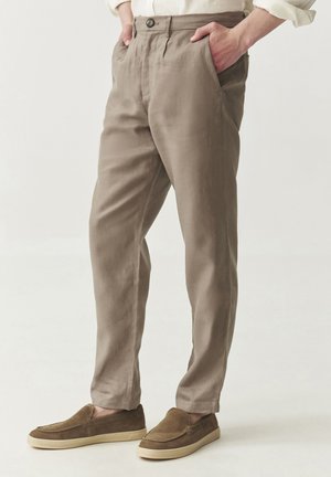 TATUUM ELIO - Chino stiliaus kelnės - dark beige