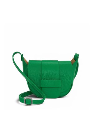 Sac bandoulière en cuir vert avec fermeture à rabat et sangle réglable sur fond blanc.