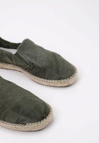 Natural World Alpargatas - green