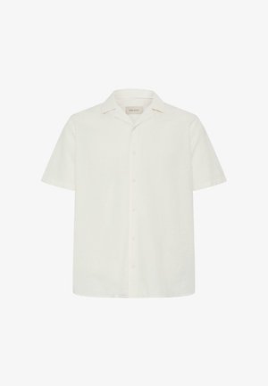 Chemise à manches courtes, de couleur crème, boutonnée, avec un col camp, présentée sur un fond blanc uni.