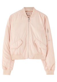 Veste bomber rose clair avec fermeture éclair frontale, deux poches à rabat inclinées, poignets, col et ourlet côtelés, et une poche zippée sur la manche gauche.