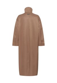 Long manteau marron avec col haut, manches longues et une petite étiquette noire près du centre supérieur au dos.