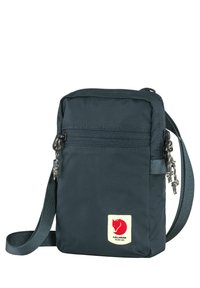 Borsa a spalla in tessuto blu navy con tasca frontale con zip, tracolla regolabile e logo rosso. Forma rettangolare compatta, superficie testurizzata.