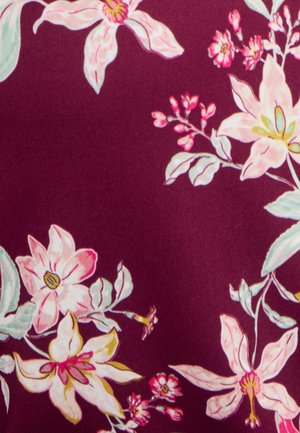 Tessuto floreale con un ricco sfondo bordeaux. Presenta grandi fiori rosa e crema con foglie verdi e delicati boccioli rosa.