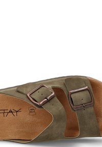 Sandalia verde olivo con dos hebillas de bronce, parte superior de cuero y plantilla acolchada marrón. Presenta un diseño cortado para mayor transpirabilidad.