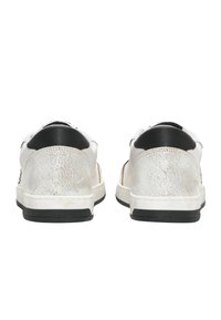 Sneaker bianche caratterizzate da una texture in pelle screpolata, dettagli neri sul tallone e suola in gomma. La vista laterale evidenzia il design e i materiali utilizzati.