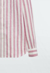 Camicia di lino a righe con sottili righe verticali alternate rosa e bianche, polsini a un bottone e design del colletto classico.