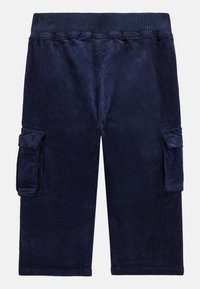 Granatowe szorty z kordurowej tkaniny, z żebrowanym paskiem w talii, dwoma bocznymi kieszeniami cargo i gładką teksturą. Wydłużony krój do kolan.