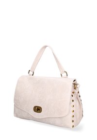 Borsa sintetica rosa chiaro con finitura testurizzata, pattina pieghevole, hardware in ottone e dettagli a borchie lungo il lato.