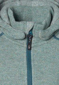 Fleece pullover med høj krave, teal farve og en frontlynlås. Har et tekstureret stof og subtile sømdetaljer.