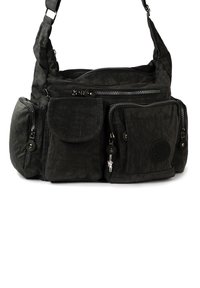 Zwarte nylon schoudertas met meerdere rits- en drukknoopzakken, ronde vorm en een gestructureerd oppervlak. Voorzien van een logo patch en een verstelbare schouderband.