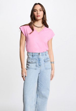 SHORT-SLEEVED WITH V-NECK - Basic T-shirt - rose