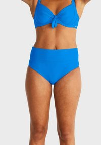 Ljust blå bikinitopp med knut i mitten, med byglar för stöd och justerbara slingor. Hög midja, matchande blå bikiniunderdelar.