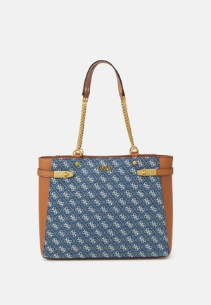 Blauwe monogram Guess totebag met bruine leren zijkanten, gouden kettinghandvatten en goudkleurige hardware op het voorpaneel.