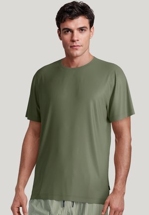 Olijfgroen t-shirt met korte mouwen, gemaakt van soepel, lichtgewicht stof. Heeft een ronde halslijn en een relaxte pasvorm, aangevuld met strepen aan de onderkant.