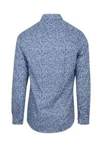 Lange mouwen blouse in lichtblauw met een bloemenpatroon, knoopmanchetten met rode en blauwe accenten, en een klassieke kraag.