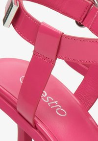 Roze hoge hakken sandalen met glanzende synthetische banden, zilveren hardware-accenten en een gewatteerde binnenzool met een logo.