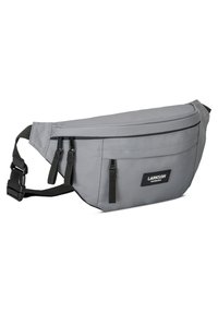 Borsetta a fanny pack grigia in nylon con dettagli neri, caratterizzata da una forma curvata, una tracolla regolabile e numerose tasche con zip sulla parte anteriore.