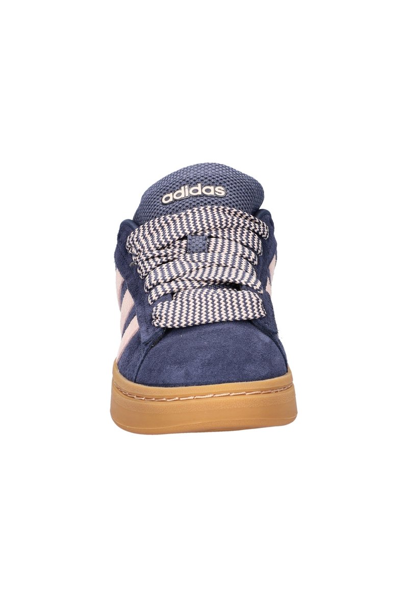 Baskets en daim bleu avec une languette en mesh texturé, des lacets épais tissés noir et blanc, et une semelle en caoutchouc naturel. Logo Adidas sur la languette.