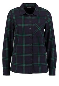 Kbutton-up košile s tmavě námořnickým pozadím a zeleným kostičkovaným vzorem, dlouhými rukávy, límečkem a kapsičkou na prsa. Jemná textura látky.