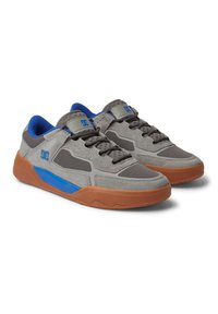 Grijze nubuck en mesh sneakers met blauwe accenten, voorzien van een rubberen zool en vetersluiting. DC-logo op de tong en zijkant.