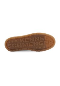 Gummisohle mit geprägtem Markennamen "KENNEL SCHMENGER" und Sternakzenten. Texturiert für besseren Halt, in brauner Farbe und mit geriffelten Kanten.