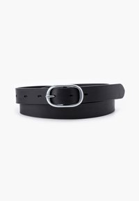 Ceinture en cuir noir au toucher lisse, boucle en métal argenté de forme ovale et plusieurs trous d'ajustement le long de la sangle. Design plat et minimal.