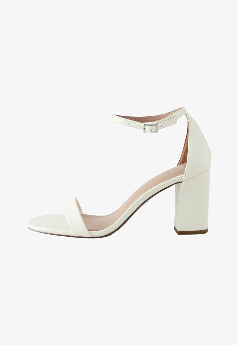Sandale blanche à talon haut avec bride à la cheville et boucle, bout ouvert et talon carré.
