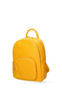 Sac à dos en cuir jaune avec poche zippée à l'avant, poignée supérieure et poches latérales, présenté sur un fond blanc.