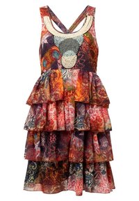 Robe à volants aux couleurs vives de rouge, orange et violet. Présente un col en perles et des motifs floraux sur un tissu léger.