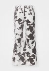 COWHIDE BAGGY  - Džinsi ar paplatinātiem galiem - white/brown