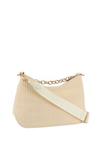 Borsa a tracolla beige in tessuto intrecciato con superficie testurizzata, forma curva, dettaglio in catena dorata e tracolla removibile con logo impresso.