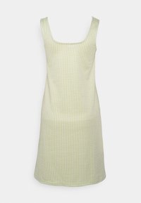 Vestido ligeiramente ajustado em padrão de gingham verde claro, com decote quadrado e sem mangas, feito de um tecido suave.