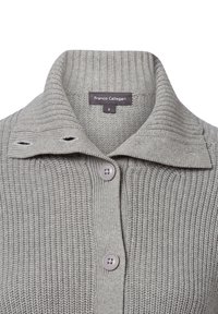 Cardigan grigio lavorato a maglia con colletto a costine, dotato di due bottoni e di un'etichetta che recita "Franco Callegari." Texture morbida con motivi verticali.