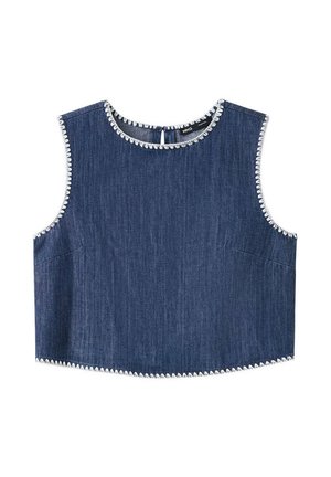 Top court en denim bleu sans manches avec des coutures blanches en zigzag le long de l'encolure, des emmanchures et de l'ourlet, doté d'une fermeture par boutons au dos.
