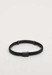 Pulsera de cuero trenzado negro con superficie suave, que presenta dos acentos metálicos mate y un cierre de broche.