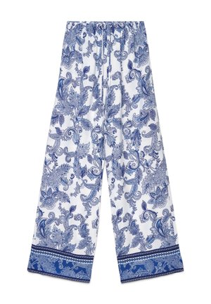 Białe spodnie o szerokich nogawkach z niebieskim kwiatowym wzorem paisley i niebieską ozdobną lamówką u dołu, z elastycznym pasem i sznurkiem do wiązania.