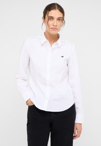Biała koszula na guziki z długimi rękawami, dopasowany krój i małe niebieskie logo na piersi. Wykonana z gładkiej bawełnianej tkaniny.