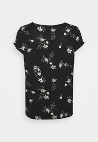 Top con stampa floreale nera, dotato di maniche corte, scollo rotondo e un tessuto leggero con motivi floreali bianchi e verdi.