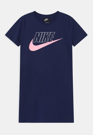 Granatowy T-shirt Nike z krótkim rękawem, z dużym różowym logo Swoosh i wyraźnym, obrysowanym napisem "NIKE" na przodzie.
