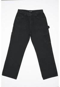Czarne dżinsy o luźnym kroju, wyposażone w dużą kieszeń boczną, szlufki na pasek oraz standardowe zapięcie na guzik. Gładka faktura i prosty krój nogawek.
